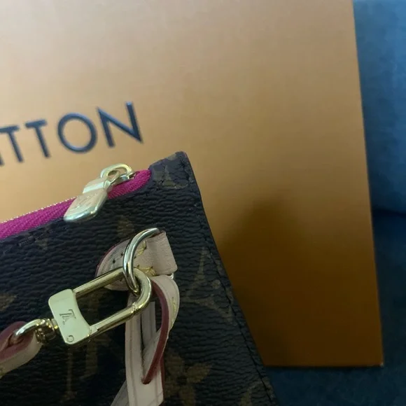 Louis Vuitton Gray Monogram Wristlet pouch - Picture 8 of 17